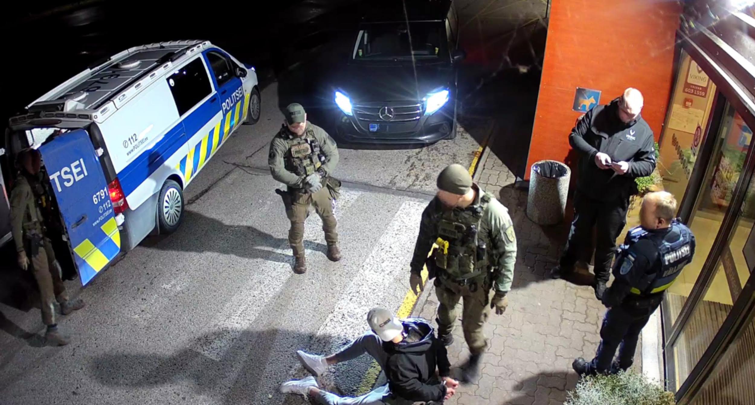 Esmalt jõudis sündmuskohale turvatöötaja ja hiljem ka politsei, kes mehe kainenema toimetas. Foto: VIDEOSALVESTISE KUVATÕMMIS